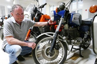 Schätze der Motorrad-Geschichte: Aufbewahrt an einem geheimen Ort im Erzgebirge - Jens Lang vor einem Unikat im Depot. Diese MZ TS ist mit drei Brembo-Scheibenbremsen ausgestattet, deren Einsatz damals getestet wurde.