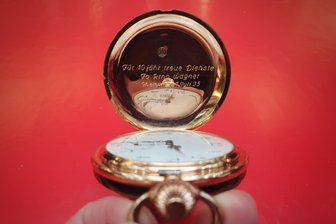 Schätze oder Trödel: Was in Chemnitz antike Taschenuhren, Teddybären und Spielzeugautos wert sind - Highlight des Tages bei "Schätze oder Trödel" im Chemnitzer Vita Center war diese goldene Uhr. Wie die Gravur verrät, wurde sie 1935 als Geschenk "für treue Dienste" überreicht.