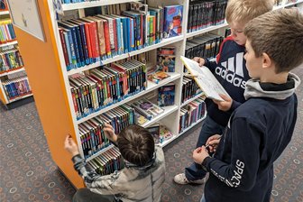 Schätze zum Lesen: Fünftklässler entdecken die Stadtbibliothek Brand-Erbisdorf - Beim Projekt „Lust auf Lesen“ lernen Schüler, hier aus dem Brand-Erbisdorfer Cottagymnasium, die Stadtbibliothek in Brand-Erbisdorf kennen.