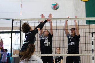Schaffen es die Milkauer Volleyballerinnen und Rochlitzer Handballer zum Saisonfinale auf einen Podestplatz? - Letzter Heimspieltag: Roswitha May (M.) und Melanie Schönfeld (r.) vom SV Union Milkau haben noch Platz 3 in der Bezirksliga im Visier.