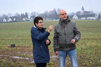 „Schafft Arbeitsplätze vor Ort“ gegen „Nein Danke“: Geteilte Meinung zu neuem Gewerbegebiet in Chemnitz-Rabenstein - Christina Schuler und Ivo Partschefeld unterstützen die Pläne für das Gewerbegebiet, das auf dem Feld hinter ihnen entstehen soll.