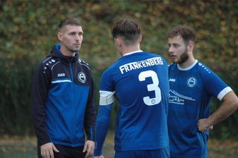 Schafft Barkas im zehnten Versuch die Kehrtwende? - Gesprächsbedarf gab es bei Barkas Frankenberg, hier zwischen Trainer David Tuschy (l.) und Kapitän Paul-Luis Eckhardt (M.), bereits kurz nach dem Abpfiff in Mülsen. Die Frankenberger warten weiter auf das erste Erfolgserlebnis.