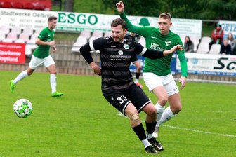 Schafft Merkur Oelsnitz den Sprung in die nächste Runde im Fußball-Sachsenpokal? - Merkurs Manuel Strobel (vorn, hier schirmt er das Leder vor Thalheims Tom Müller ab) will mit seinem Team in die nächste Pokalrunde.