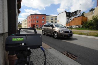 Schafft Reichenbach einen mobilen Blitzer an? - Mobiler Blitzer in der Unteren Dunkelgasse in Reichenbach. Schafft die Stadt bald einen eigenen beweglichen Blitzer an?