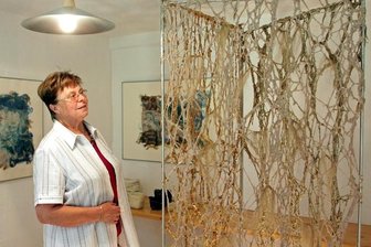 
              <p class="artikelinhalt">Gisela Männel stellt noch bis zum 7. August Werke aus Wolle in der Lochmühle in Hirschfeld aus. </p>
            