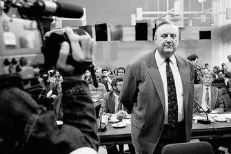 Schalck-Golodkowski: Warum ein Stasioberst in den Westen floh - Der einstige DDR-Funktionär Alexander Schalck-Golodkowski bei einem Gerichtstermin Anfang der 1990er-Jahre. Mit der Hilfe der Stasi und der persönlichen Rückendeckung von MfS-Chef Erich Mielke hatte er von 1966 an einen Westhandelskonzern mit Milliardenumsatz aufgebaut - die KoKo.