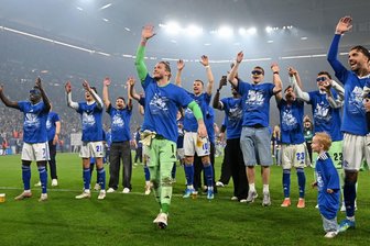Schalke feiert Bundesliga-Rückkehr mit langer Partynacht - Die Mannschaft von Schalke 04 feierte den Aufstieg auf dem Platz.