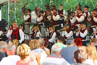 Schalmeien locken hunderte Zuhörer an - 