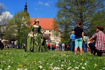 Schalmeien, Schützen, Städtepartner: So heiter feiert Reichenbach in den Mai - Schönes Wetter, außergewöhnlich gekleidete Leute und ein buntes Programm bot der Park der Generationen am Eröffnungstag.
