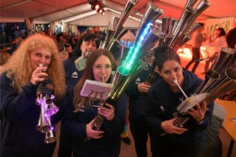 Schalmeien- und Guggenmusiker heizen fast 700 Gästen ein - Zum Schalmeien- und Guggentreffen in Eibenstock waren auch die Schalmeienfreunde der Stadt Falkenstein dabei.