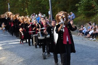 Schalmeienspektakel lockt nach Schöneck - Der 1. Vogtländische Schalmeienzug Auerbach tritt mit Löwenköpfen auf - wie hier in Bad Elster. 