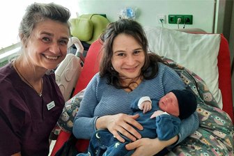 Schaltjahr-Baby aus Seelitz: Schornsteinfeger sagt Geburtstermin voraus - Beleghebamme Manuela Keppler (i.) begleitete Ivonne Selig bei der (Blitz-)Geburt des kleinen Abel.