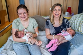 Schaltjahrbaby Lotta Johanna am Helios Klinikum Aue – Seine Uroma hat am gleichen Tag Geburtstag - Vanessa Israel (links) hat Lotta Johanna am Morgen des 29. Februar zur Welt gebracht. Michaela Müllers Tochter Marlies kam am 28. Februar als letztes Baby des Tages im Klinikum Aue zur Welt.