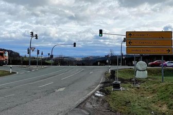 Schaltung der Ampel auf B 95 bei Burkhardtsdorf nervt seit Wochen - Die Kreuzung auf der B 95 zwischen Chemnitz und Burkhardtsdorf aus Richtung Klaffenbacher Hauptstraße: Kein Auto auf der Straße, aber eine lange Grünphase.