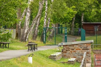 „Schande vom Spiegelwald“: Polizei und Erzgebirge Aue ziehen Konsequenzen nach Jugendspiel-Ausschreitungen - Im Gästebereich des Spiegelwald-Stadions in Beierfeld war es am Pfingstwochenende zu einem Überfall gekommen. Die Polizei musste anrücken.