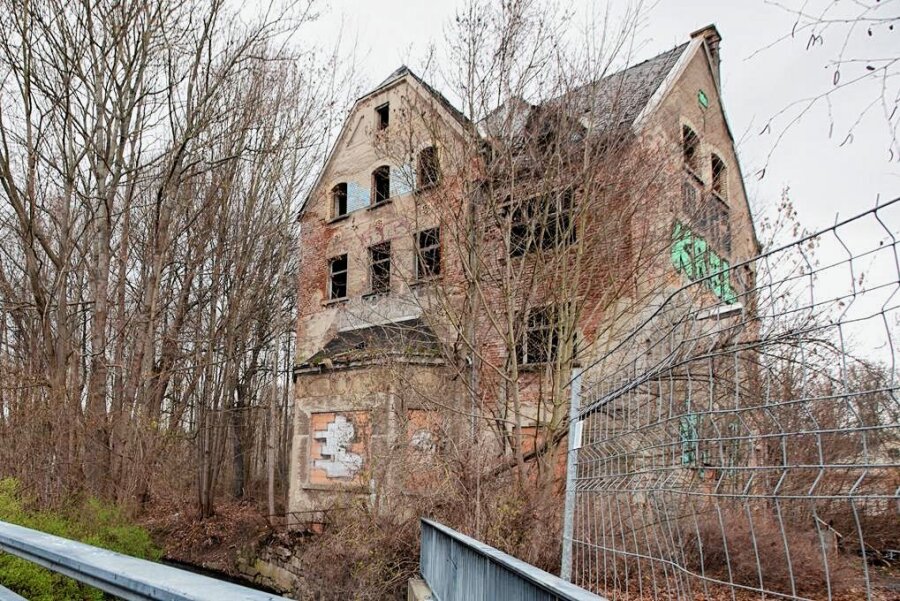 Schandfleck am Elsterradweg in Plauen: Was wird dagegen unternommen? - Eigentlich in Top-Lage, dennoch bröckelt dieses Gebäude seit Jahren vor sich hin. 