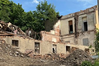 Schandfleck im Vogtland bald weg: Einstiger VEB wird abgerissen - Das ehemalige Fabrikgebäude am Hermsgrüner Weg 1 in Adorf wird abgerissen.