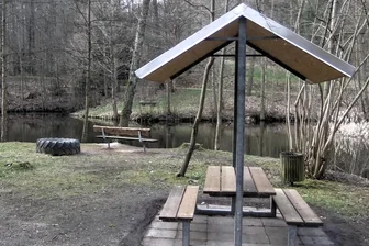 Schandfleck im Weißenborner Wald: Ein alter Traktorreifen am Rastplatz - Links im Bild das Corpus delicti: Der alte Reifen, der mal als Buddelkasten diente, wird nun entfernt.