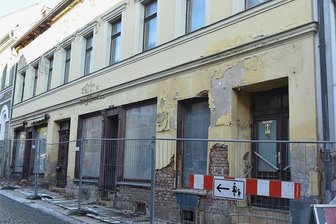 Schandfleck im Zentrum von Markneukirchen soll im Sommer weg - Das Haus Straße des Friedens 15 in Markneukirchen ist eine Ruine. Dieses Jahr soll sie weg.