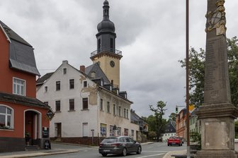 Schandfleck soll verschwinden: Kleinstadt im Erzgebirge kauft marodes Haus - Kein schöner Anblick: Die Kirchstraße 2 an der B 95 im Stadtzentrum von Thum.