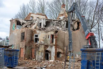 Schandfleck verschwindet: Marode Villa nahe Volvo-Autohaus in Plauen wird abgerissen - Von vielen Plauenern ersehnt: der Abriss der Villa-Ruine hinterm Volvo-Autohaus.