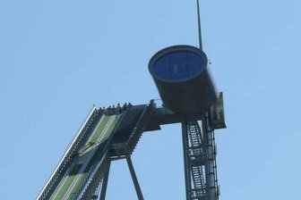 Schanze: Ärger mit dem Aufzug in der Vogtland-Arena Klingenthal - Der Lift auf den Schanzenturm (rechts) fällt immer wieder aus. Es mussten auch schon Menschen daraus befreit werden.