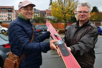 Schanze an der Zschopau soll nicht in Vergessenheit geraten - Die ehemaligen Skispringer Gotthard Lehn (l.) und Andreas Nickel, die hier einen alten Sprung-Ski zeigen, wollen mit einer Tafel an die ehemalige Schanze in Schönborn-Dreiwerden erinnern. Sie wird am Samstag, 14 Uhr, eingeweiht.