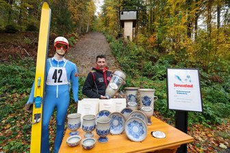 Schanzen-Museum in Langenchursdorf öffnet am Freitag - Danny Neukirch an den Resten der Sprungschanze mit Pokalen, die hier vergeben wurden.