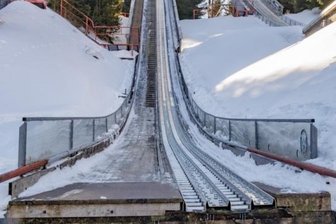 Schanzen, Straßen, Brücken: Das Geld dafür fehlt Oberwiesenthal - Ein großes Sorgenkind im Schanzenkomplex in Oberwiesenthal ist derzeit die K51-Anlage. Sie bräuchte eigentlich eine Generalsanierung. Damit überhaupt auf der Schanze gesprungen werden kann, will die Stadt in diesem Jahr 20.000 Euro für Material bereitstellen, um zunächst eine Reparatur in Eigenleistung vorzunehmen. 