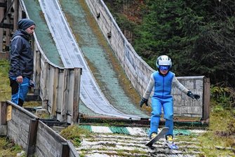 Schanzenumbau in Bad Elster geht in die Verlängerung - Die Neun-Meter-Schanze wird am Samstag Schauplatz des Miniskifliegens von Sachsens Skispringer-Nachwuchs. Im Bild Springer Sidney Schneider und Trainer Benjamin Schwab. Das Bild entstand vorigen November.