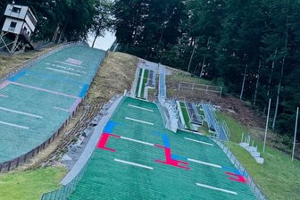 Schanzenweihe im Erzgebirge: Welche Hoffnung der gastgebende Verein mit diesem Kraftakt verbindet - Links die große und rechts die beiden kleineren, neu gebauten Schanzen des SV Fortuna Pöhla. Die Arena wird am Sonntag geweiht.