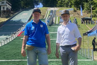 Schanzenweihe in Pöhla: Goldener Schraubenschlüssel für Jens Weißflogs Bruder Andreas - Andreas Weißflog (links), eineinhalb Jahre älter als Bruder Jens, steht lieber im Hintergrund als im Mittelpunkt. Fotos von beiden in der Öffentlichkeit gibt es selten.