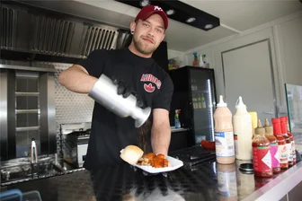 Scharf, schärfer, am schärfsten: Neuer Imbiss in Zwickau bietet Smashed Burger und Currywurst - Jannik Lambert steht hinterm Tresen des neuen Imbisswagens in Zwickau.