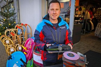 Scharfe Kanten für sicheren Halt: Wo Schlittschuhe im Landkreis Zwickau einen frischen Schliff bekommen - Eric Hofmann schleift vor dem Gü-Sport-Geschäft in Glauchau Schlittschuhe.