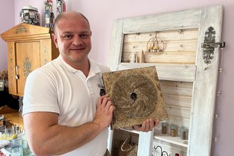 Scharfe Sache im Erzgebirge: Wo genau erklärt wird, wie man seinen Senf dazugibt! - René Weißbach zeigt einen Mühlstein seiner Senfmühle. Denn bevor es los geht, müssen die Senfkörner gemahlen werden.