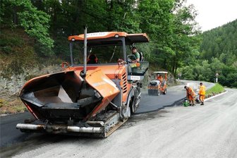 Scharfensteiner Dreieck bald wieder befahrbar - Hier wird am Abzweig Richtung Venusberg der letzte Teil der Deckschicht aufgebracht.