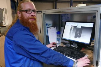Scharfensteiner Firma Rochhausen: Mit Rhythmusgefühl in die Kältetechnik - Mithilfe seines Computers programmiert Christian Brückner eine Stanz- und Abtrennpresse. 