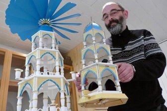 Scharfensteiner knüpft an das Schaffen seines Großvaters an - Dem von seinem Großvater gefertigten Original, das Gerd Melzer in den Händen hält, hat der Scharfensteiner eine neue Pyramide im identischen Stil nachempfunden.