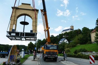 Scharfensteiner Ortspyramide lernt fliegen - Der Kran hob die Pyramide vom Parkplatz am Scharfensteiner Bahnhof hinüber auf die andere Straßenseite, wo sie sich bald wieder vor der ehemaligen Schule drehen wird.