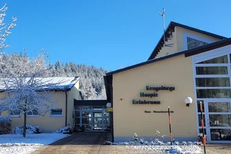 „Schatten-Spender“ fürs Hospiz gesucht und als Dankeschön mit dem Kommissar des Erzgebirgskrimis wandern gehen - Das Hospiz Erlabrunn „Haus Menschenwürde“ bittet Menschen aus der Region um Unterstützung.