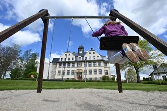 Schattenspender für Spielplatz gesucht - Blick auf den Spielplatz neben der Grundschule in Köthensdorf. Dort fehlt es an heißen Tagen an Schatten.