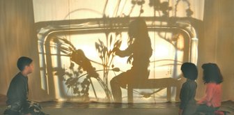 Schattenspiel mit vollem Körpereinsatz - <p class="artikelinhalt">Hier führt Annabell in der Göltzschtalgalerie Schattenspiele vor, Ricardo, Sebastian und Kimberley (von links) schauen zu.</p>