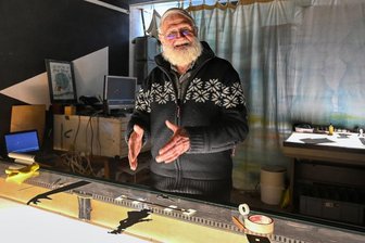 Schattenspiele -  Der vielleicht letzte konsequente Silhouettenfilmer - Jörg Herrmann in seinem Trickfilmstudio in Kreischa. Hier entstand auch der preisgekrönte Film "Der siebente Rabe" über die Sagenfigur Krabat.  
