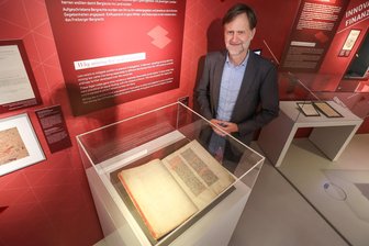 Schatz im Chemnitzer Smac: Originale Handschrift des Freiberger Bergrechts aus dem 14. Jahrhundert zu sehen - Die Handschrift des Freiberger Bergrechts aus dem 14. Jahrhundert hatte laut Kurator Dr. Jens Beutmann Bedeutung für den Bergbau in Europa.