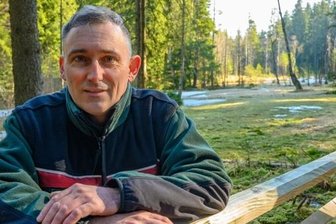 Schatz im Revier Grünheide wird besonders geschützt - Dirk Schönfelder ist der Revierförster im Forstrevier Grünheide. Hinter ihm befindet sich das Grünheider Hochmoor.