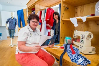 Schatzhaus Erzgebirge verlängert Ausstellung - Museumsleiterin Antina Richter und Weltregionalpromotorin Birgit Mädler in der Ausstellung „Tuchfühlung“.