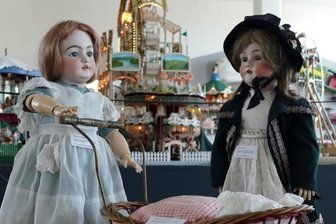 Schatzkammer offenbart ihre Vielfalt - Zu sehen ist vor der Kulisse detailreicher Karussells auch eine Sammlung von Porzellankopfpuppen, die zwischen 1893 und 1930 in Thüringen entstanden.