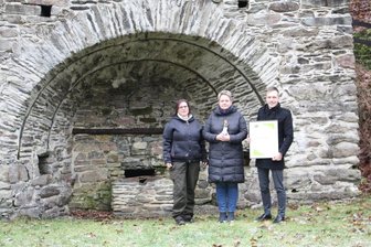 Schatzmeisterin aus Schmalzgrube geht für den Verein an ihre Grenzen - Conny Pötzscher (l.) schlug Anja Jost für den Oktoberpreis vor. Erik Gläser von der Fachstelle Ehrenamt nahm die Auszeichnung vor.