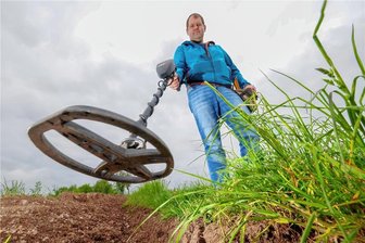 Schatzsuche als Hobby: Was ein Lichtensteiner Sondengänger alles im Boden entdeckt - Sondengänger Steven Meinhardt sucht unter anderem nahe der Fürstenstraße nach historisch wertvollen Dingen. Hier hat er schon 200 Jahre alte Handwerkersiegel entdeckt. 