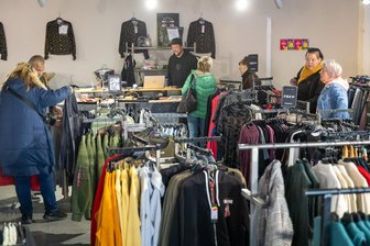 Schatzsuche auf 400 Quadratmetern: Neuer Pop-up-Store in Limbach-Oberfrohna geht in die Verlängerung - Nachdem ein ehemaliger Sportfachmarkt an der Helenenstraße leer stand, haben Marcel Eichhorn (hinten) und Jens Baumelt einen zeitlich begrenzten Klamottenladen darin eröffnet.